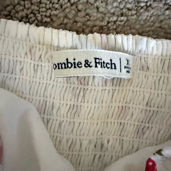 Floral cherry Sleeve Top - Picture 5 of 5